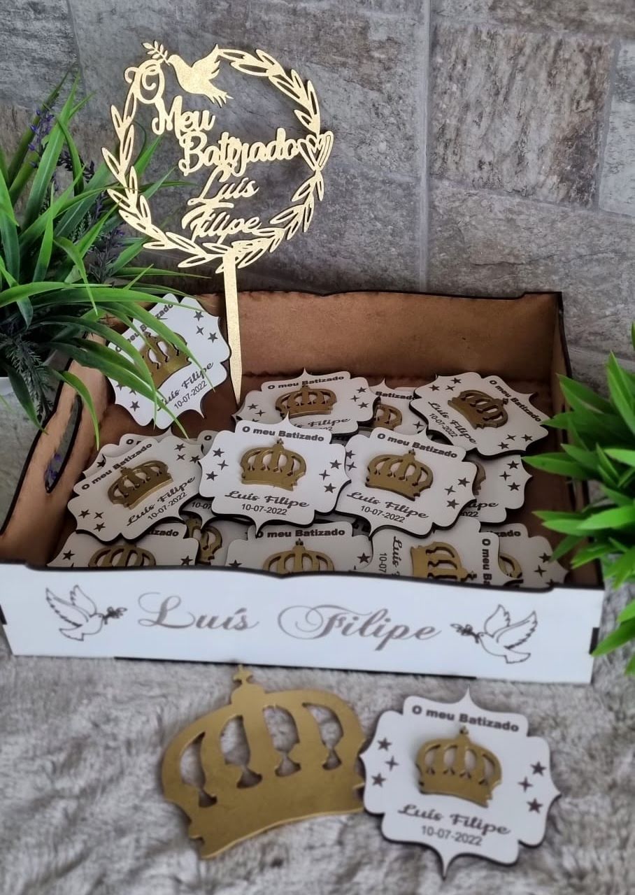 Conjunto de lembranças e topper de batizado com coroa