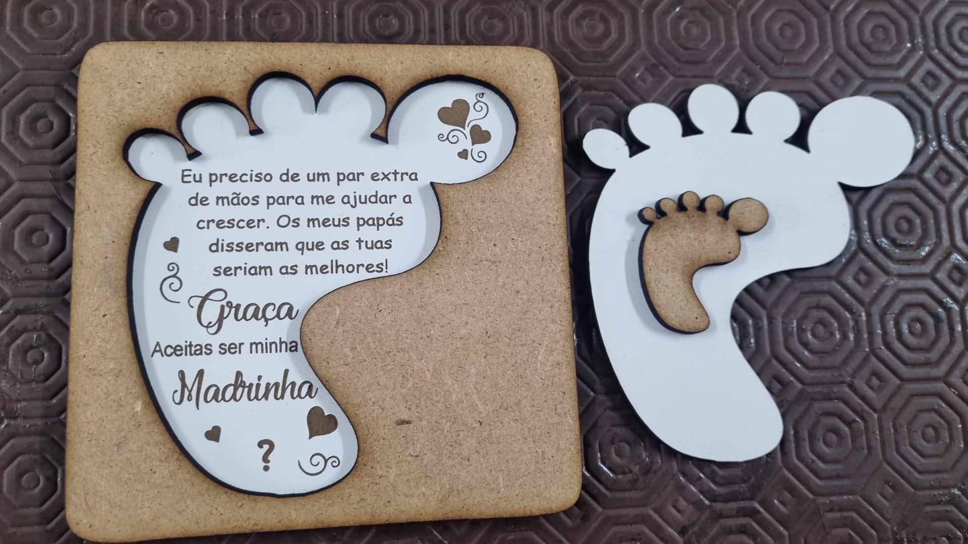 Placa em forma de pé com pedido especial à madrinha