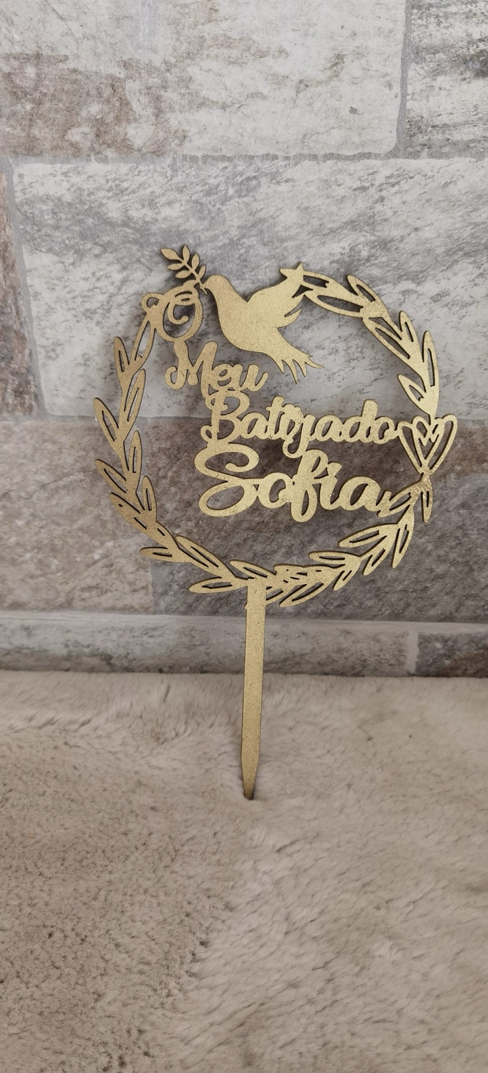 Topper de batizado em madeira com nome, pomba e grinalda