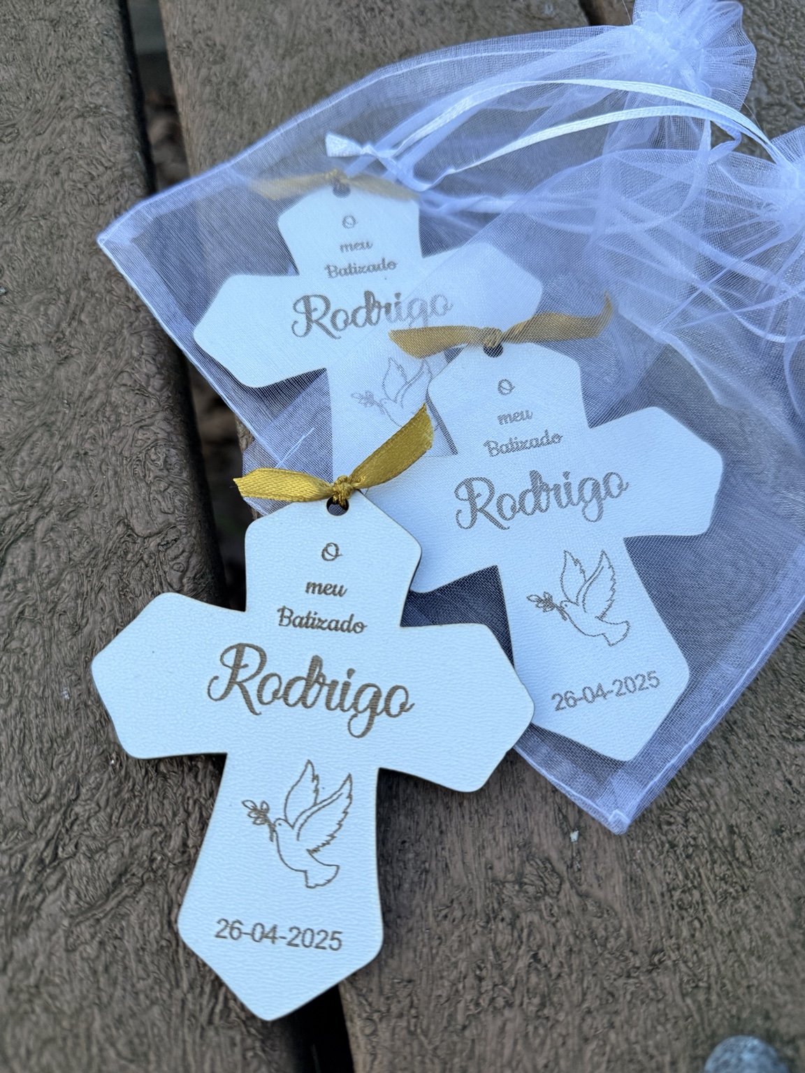 Lembrança em forma de cruz personalizada para batizado