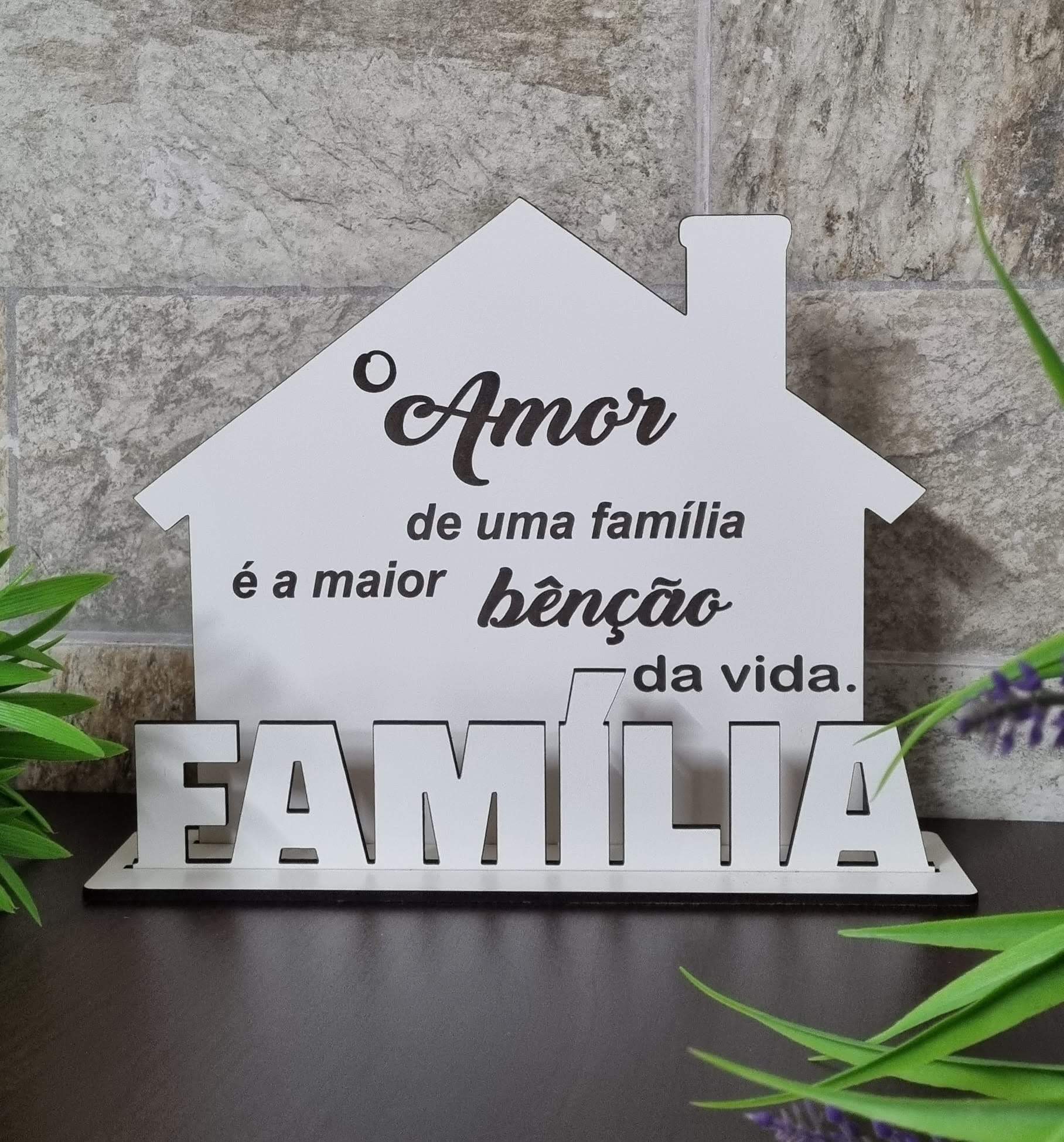 Placa em forma de casa com mensagem sobre a família