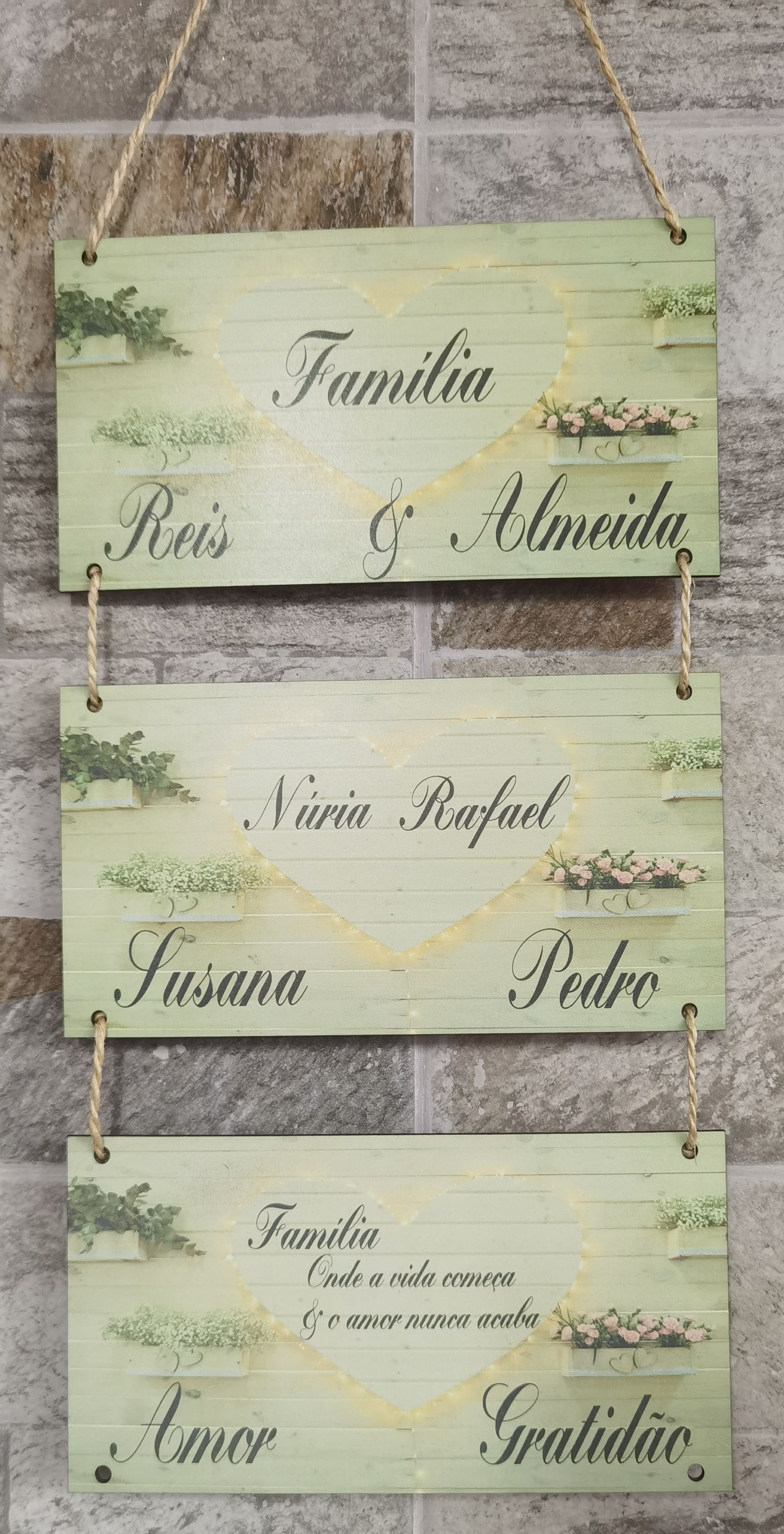 Conjunto de placas suspensas com nomes e mensagem de família
