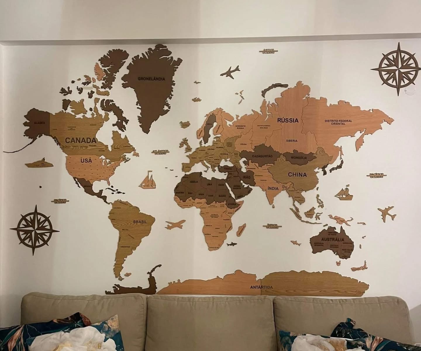 Mapa-mundo decorativo em madeira visto de perto