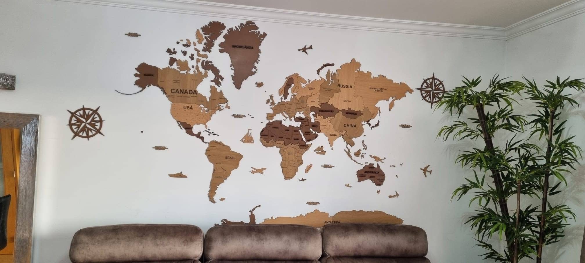 Mapa-mundo decorativo em madeira instalado numa sala