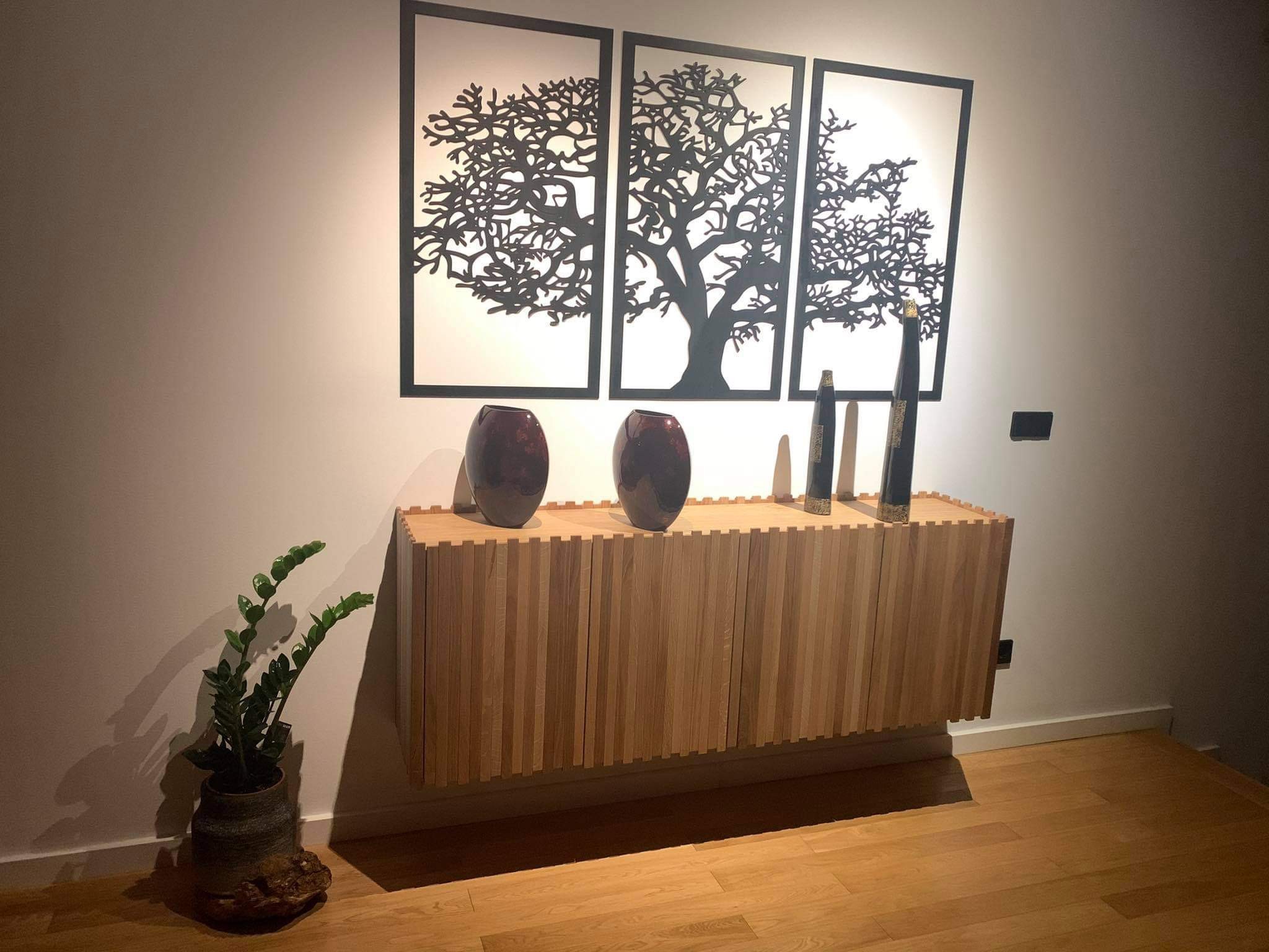 Tríptico preto com árvore decorativa